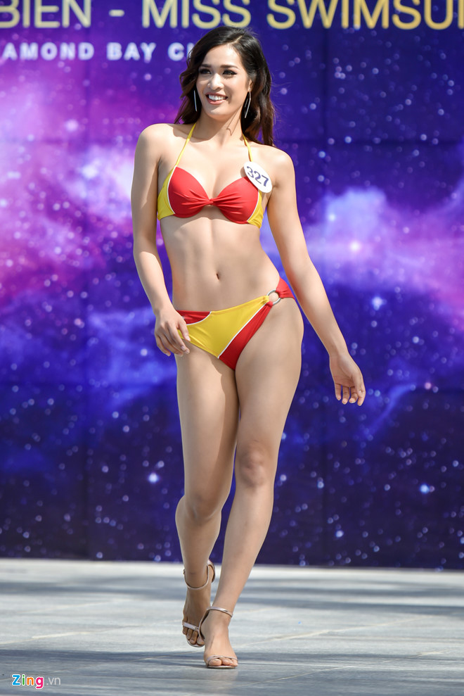 Thí sinh Hoa hậu Hoàn vũ Việt Nam lộ eo ngấn mỡ, đùi to khi thi áo tắm